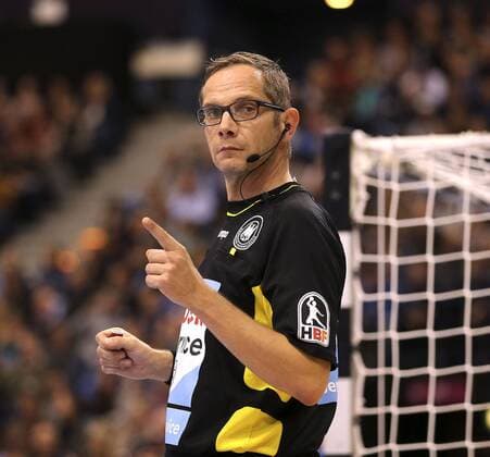 Foto : Schiri Marcus Helbig Samstag, 31.10.2015, HBL , 1. Liga HSV Handball - Rhein Neckar Löwen 28 - 29