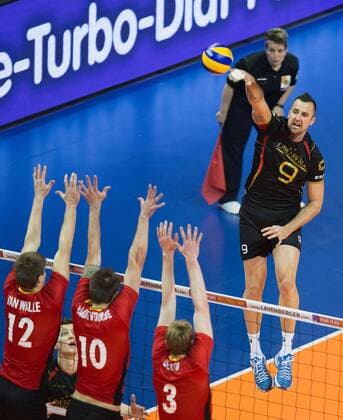 Berlin, Deutschland, 05.01.2016: Volleyball Olympia Qualifikation Männer Maenner 2016 - Spiel 1 Belgien - Deutschland. Georg Grozer (Germany 9) gegen den Block aus v.li. Gert van Walle (Belgium 12), Simon van de Voorde (Belgium 10) und Sam Deroo (Belgium 3)
