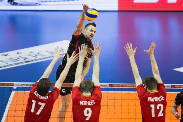 Berlin, Deutschland, 05.01.2016: Volleyball Olympia Qualifikation Männer Maenner 2016 - Spiel 1 Belgien - Deutschland. Georg Grozer (Germany 9) gegen den Block aus v.li. Tomas Rousseaux (Belgium 17), Pieter Verhees (Belgium 9) und Gert van Walle (Belgium 12)