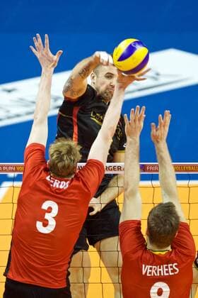 Volleyball Berlin 05.01.2016 European Continental Olympic Qualification Tournament Männer Herren Belgien (BEL) - Deutschland (GER) György Grozer (Deutschland, No.09) Sam Deroo (Belgien, No.03) Pieter Verhees (Belgien, No.09)