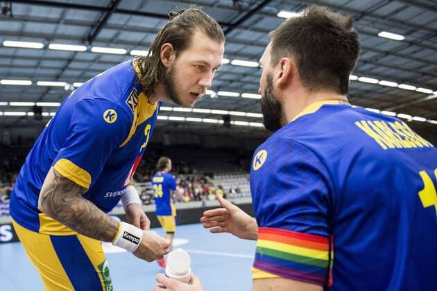 160105 Sveriges Andreas Nilsson pratar med Tobias Karlsson under handbollslandskampen mellan Sverige och Tjeckien den 5 januari 2016 i Malmö.  Copyright: PETTERxARVIDSON BB160105PA058