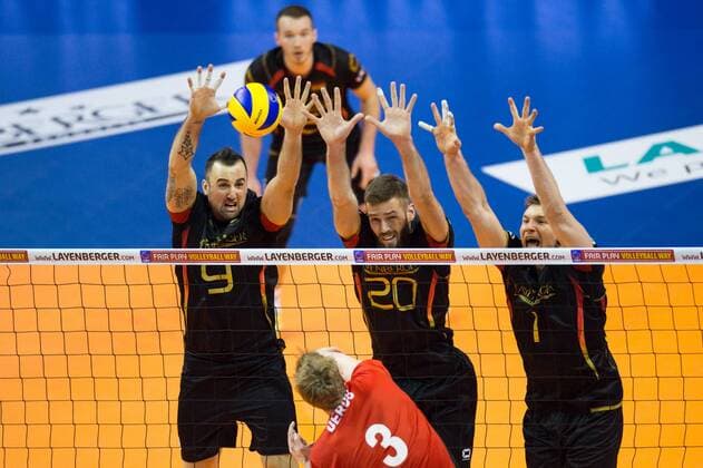 05.01.2016, Max Schmeling Halle, Berlin Volleyball, Olympiaqualifikation, Deutschland (GER) vs. Belgien (BEL) Block Dreierblock Georg György Gyoergy Grozer ( 9 GER), Philipp Collin ( 20 GER), Christian Fromm ( 1 GER) - Angriff Sam Deroo ( 3 BEL)