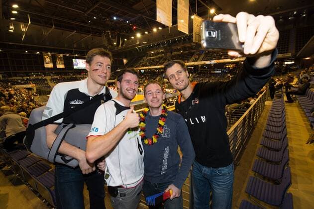 Bilder des Tages - Sport 05.01.2016, Max Schmeling Halle, Berlin Volleyball, Olympiaqualifikation, Deutschland (GER) vs. Belgien (BEL) Verletzte Jochen Schöps Schoeps, Robert Kromm als Zuschauer mit Fans