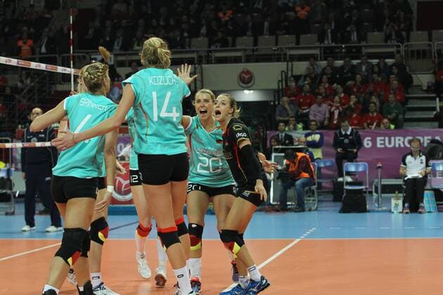 Bilder des Tages - Sport 2016 European Olympic Qualification Pool A Day 2 - match Turkey and Germany at Baskent Volleyball Hall in Ankara on January 5, 2016. Final Score: Turkey 3 - Germany 1 Pictured: Germany team players celebrate for the score. ( Mareen Apitz 20 ) 