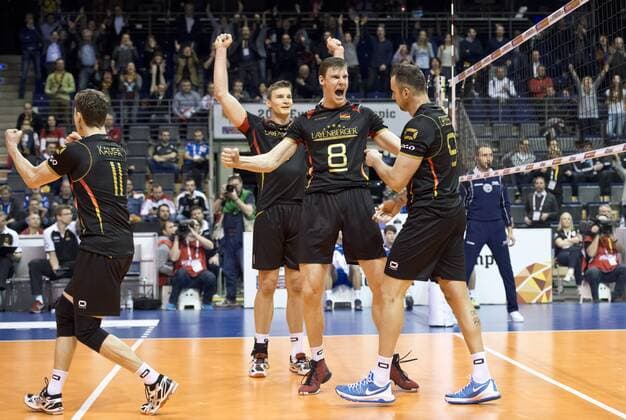 Bilder des Tages - Sport Jubel nach dem gewonnen Matchpoint: vl- Lukas Immanuel KAMPA (11 GER), Christian FROMM (1 GER), Marcus BOEHME (8 C GER) und Gyoergy GROZER (9 GER) Gruppenspiel: Belgien - Deutschland am 05.01.2016 Volleyball Europaeisches Olympia Qualifikationsturnier 2016 in Berlin,