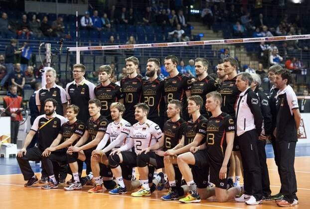 Das Team Deutschland posiert fuer ein Gruppenbild. Gruppenspiel: Belgien - Deutschland am 05.01.2016 Volleyball Europaeisches Olympia Qualifikationsturnier 2016 in Berlin,