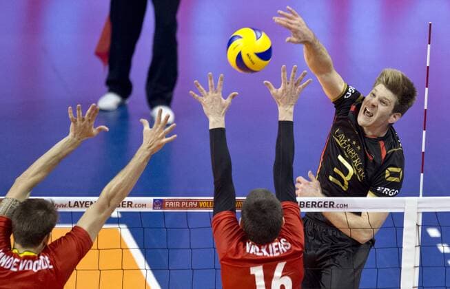 Sebastian SCHWARZ (3 GER) spielt den Ball gegen den belgischen Block. Gruppenspiel: Belgien - Deutschland am 05.01.2016 Volleyball Europaeisches Olympia Qualifikationsturnier 2016 in Berlin,