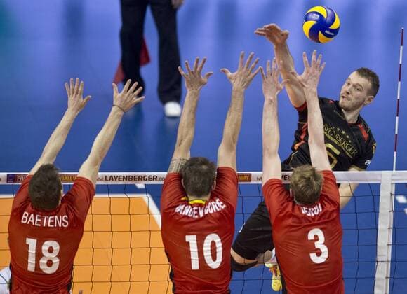 Denys KALIBERDA (6 GER) im Angriff gegen Seppe BAETENS (18 BEL), Simon VAN DE VOORDE (10 BEL) und Sam DEROO (2 C BEL) Gruppenspiel: Belgien - Deutschland am 05.01.2016 Volleyball Europaeisches Olympia Qualifikationsturnier 2016 in Berlin,
