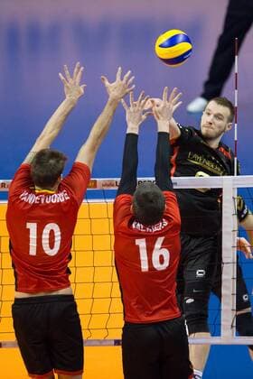 05.01.2016, Max Schmeling Halle, Berlin Volleyball, Olympiaqualifikation, Deutschland (GER) vs. Belgien (BEL) Block Doppelblock Simon van de Voorde ( 10 BEL), Matthias Valkiers ( 16 BEL) - Angriff Denys Kaliberda ( 6 GER)