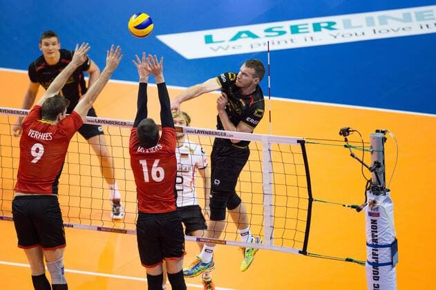 05.01.2016, Max Schmeling Halle, Berlin Volleyball, Olympiaqualifikation, Deutschland (GER) vs. Belgien (BEL) Block Doppelblock Pieter Verhees ( 9 BEL), Matthias Valkiers ( 16 BEL) - Angriff Denys Kaliberda ( 6 GER)