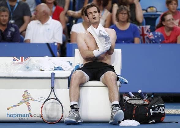 Bilder des Tages Sport Jan. 6, 2016 - Perth, Western Australia, Australia - ANDY MURRAY (GBR) changes his shirt during his match against Nick Kyrgios (Aus) in their men s singles match on Day 4 at the Hopman Cup tennis tournament in Perth, Australia. Hopman Cup Tennis - ZUMAk129