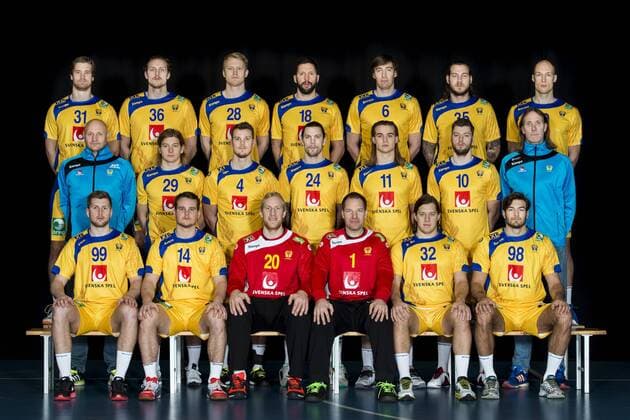 160106 Sveriges handbollslandslag poserar för en lagbild, bakre raden fr.v. Viktor Östlund, Jesper Nielsen, Philip Stenmalm, Tobias Karlsson, Jonas Källman, Andreas Nilsson och Johan Jakobsson. Mellersta raden fr.v. förbundskapten Ola Lindgren, Andreas Cederholm, Markus Olsson, Fredrik Petersen, Lukas Nilsson, Niclas Ekberg och förbundskapten Staffan Olsson. Främre raden fr.v. Linus Persson, Jesper Konradsson, malvakt Mikael Appelgren, malvakt Mattias Andersson, Mattias Zachrisson och Helge Freiman under en fotografering den 6 januari 2016 i Helsingborg.  Copyright: PETTERxARVIDSON BB160106PA001