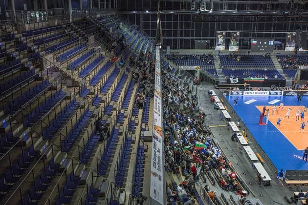 Berlin, Deutschland, 06.01.2016: Volleyball Olympia Qualifikation Männer Maenner 2016 - Spiel 3 Bulgarien - Finnland. Viele leere Raenge in der Max-Schmeling-Halle