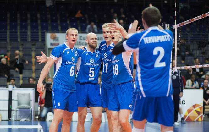Berlin, Deutschland, 06.01.2016: Volleyball Olympia Qualifikation Männer Maenner 2016 - Spiel 3 Bulgarien - Finnland. Niklas Seppänen Seppaenen (Finland 6), Antti Siltala (Finland 5), Sauli Sinkkonen (Finland 11), Jukka Lehtonen (Finland 18) und Eemi Tervaportti (Finland 2) jubeln
