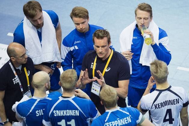 Berlin, Deutschland, 06.01.2016: Volleyball Olympia Qualifikation Männer Maenner 2016 - Spiel 3 Bulgarien - Finnland. Trainer Tuomas Sammelvou (Finland)