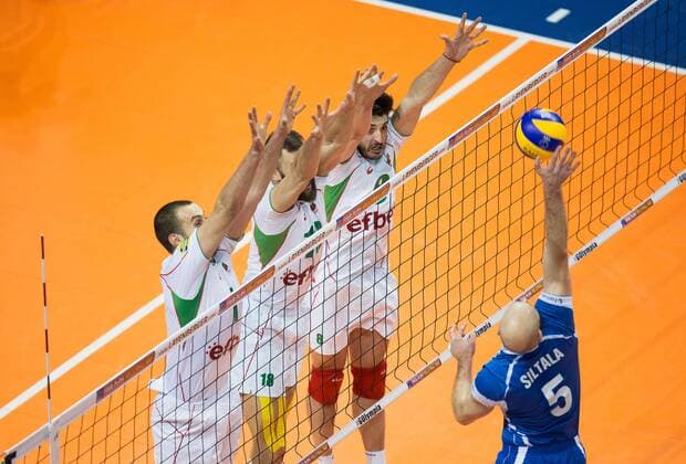 Berlin, Deutschland, 06.01.2016: Volleyball Olympia Qualifikation Männer Maenner 2016 - Spiel 3 Bulgarien - Finnland. Antti Siltala (Finland 5) gegen den Block aus Georgi Bratoev (Bulgaria 1), Nikolay Nikolov (Bulgaria 18), Todor Skrimov (Bulgaria 8)