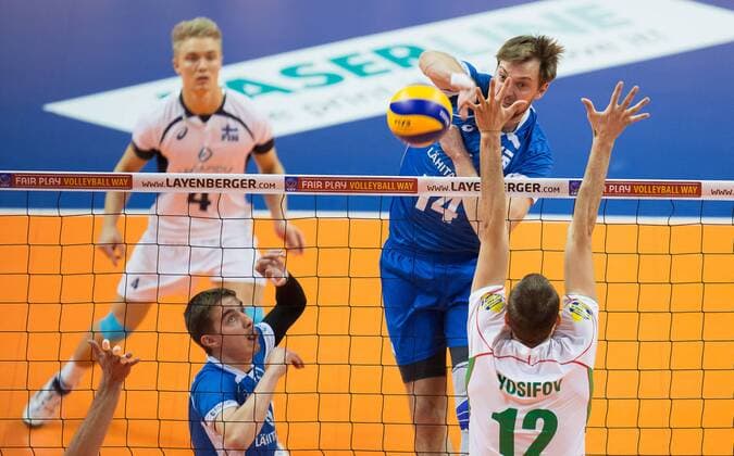 Berlin, Deutschland, 06.01.2016: Volleyball Olympia Qualifikation Männer Maenner 2016 - Spiel 3 Bulgarien - Finnland. Konstantin Shumov (Finland 14) gegen den Block aus Viktor Yosifov (Bulgaria 12)