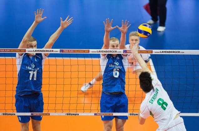 Berlin, Deutschland, 06.01.2016: Volleyball Olympia Qualifikation Männer Maenner 2016 - Spiel 3 Bulgarien - Finnland. Todor Skrimov (Bulgaria 8) gegen den Block aus Sauli Sinkkonen (Finland 11) und Niklas Seppänen Seppaenen (Finland 6)