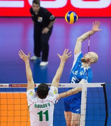 Berlin, Deutschland, 06.01.2016: Volleyball Olympia Qualifikation Männer Maenner 2016 - Spiel 3 Bulgarien - Finnland. Antti Siltala (Finland 5) gegen den Block aus Vladimir Nikolov (Bulgaria 11)