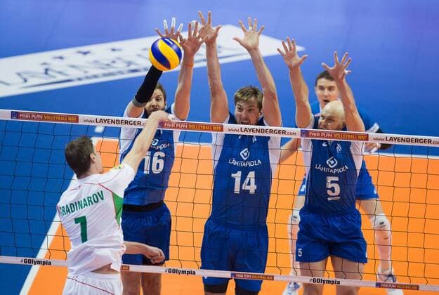 Berlin, Deutschland, 06.01.2016: Volleyball Olympia Qualifikation Männer Maenner 2016 - Spiel 3 Bulgarien - Finnland. Miroslav Gradinarov (Bulgaria 7) gegen den Block aus v.li. Oli-Pekka Ojansivu (Finland 16), Konstantin Shumov (Finland 14) und Antti Siltala (Finland 5)
