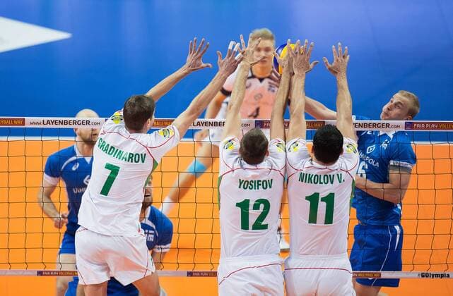 Berlin, Deutschland, 06.01.2016: Volleyball Olympia Qualifikation Männer Maenner 2016 - Spiel 3 Bulgarien - Finnland. Niklas Seppänen Seppaenen (Finland 6) gegen den Block aus Miroslav Gradinarov (Bulgaria 7), Viktor Yosifov (Bulgaria 12) und Vladimir Nikolov (Bulgaria 11)