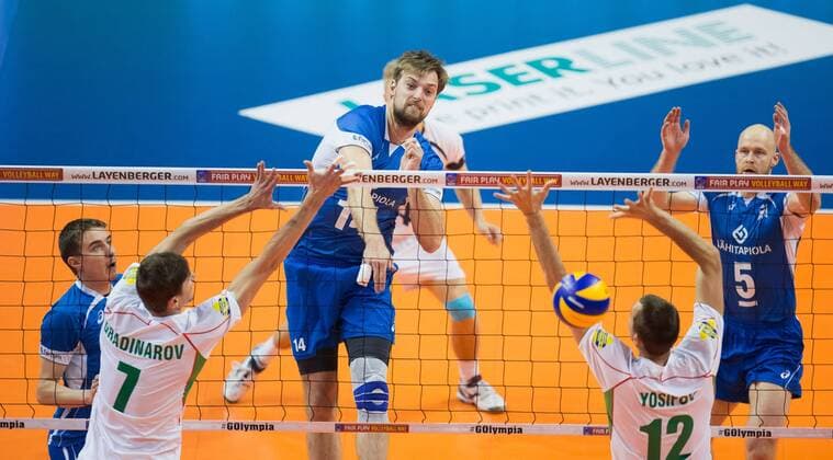 Berlin, Deutschland, 06.01.2016: Volleyball Olympia Qualifikation Männer Maenner 2016 - Spiel 3 Bulgarien - Finnland. Konstantin Shumov (Finland 14) gegen den Block aus Miroslav Gradinarov (Bulgaria 7) und Viktor Yosifov (Bulgaria 12)