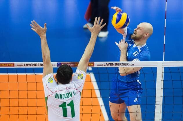Berlin, Deutschland, 06.01.2016: Volleyball Olympia Qualifikation Männer Maenner 2016 - Spiel 3 Bulgarien - Finnland. Antti Siltala (Finland 5) gegen den Block aus Vladimir Nikolov (Bulgaria 11)