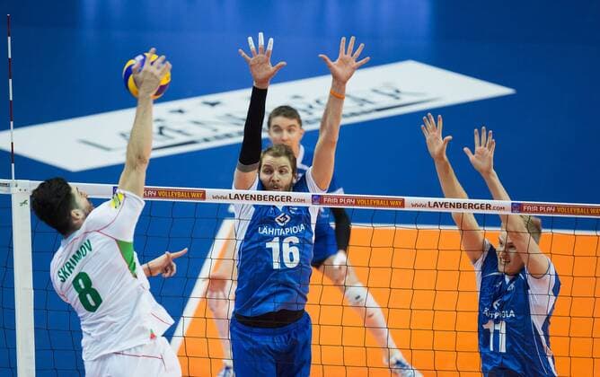 Berlin, Deutschland, 06.01.2016: Volleyball Olympia Qualifikation Männer Maenner 2016 - Spiel 3 Bulgarien - Finnland. Todor Skrimov (Bulgaria 8) gegen den Block aus Oli-Pekka Ojansivu (Finland 16) und Sauli Sinkkonen (Finland 11)