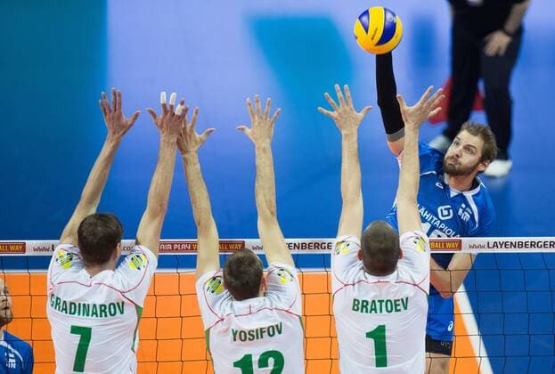 Berlin, Deutschland, 06.01.2016: Volleyball Olympia Qualifikation Männer Maenner 2016 - Spiel 3 Bulgarien - Finnland. Oli-Pekka Ojansivu (Finland 16) gegen den Block aus Miroslav Gradinarov (Bulgaria 7), Viktor Yosifov (Bulgaria 12) und Georgi Bratoev (Bulgaria 1)
