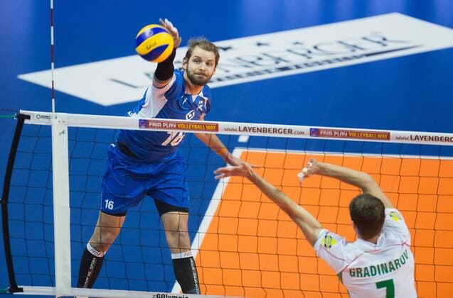 Berlin, Deutschland, 06.01.2016: Volleyball Olympia Qualifikation Männer Maenner 2016 - Spiel 3 Bulgarien - Finnland. Oli-Pekka Ojansivu (Finland 16) gegen den Block aus Miroslav Gradinarov (Bulgaria 7)