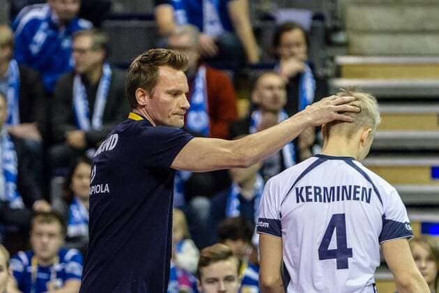 finnischer Trainer SAMMELVUO Tuomas (head coach Finnland li) mit KERMINEN Lauri ( 4 Finnland re) GER, Berlin, Volleyball, Europa, CEV, Olympia-Qualifikation, Turnier, 06.01.2016, Max-Schmeling-Halle, Bulgarien - Finnland