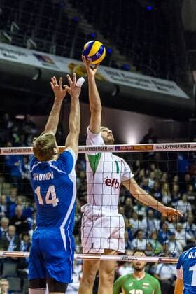 Zuspiel BRATOEV Georgi ( 1 Bulgarien) gegen Blocker SHUMOV Konstantin ( 14 Finnland) GER, Berlin, Volleyball, Europa, CEV, Olympia-Qualifikation, Turnier, 06.01.2016, Max-Schmeling-Halle, Bulgarien - Finnland