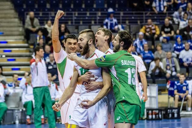Jubel bei Bulgarien: YOSIFOV Viktor ( 12 Bulgarien li) mit NIKOLOV Nikolay ( 18 Bulgarien mi) und SALPAROV Teodor ( 13 Bulgarien) GER, Berlin, Volleyball, Europa, CEV, Olympia-Qualifikation, Turnier, 06.01.2016, Max-Schmeling-Halle, Bulgarien - Finnland