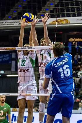 Angreifer OJANSIVU Olli-Pekka ( 16 Finnland) setzt sich gegen die Blocker YOSIFOV Viktor ( 12 Bulgarien li) und BRATOEV Georgi ( 1 Bulgarien mi) durch GER, Berlin, Volleyball, Europa, CEV, Olympia-Qualifikation, Turnier, 06.01.2016, Max-Schmeling-Halle, Bulgarien - Finnland