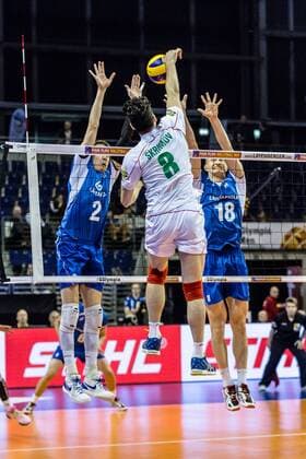 Angriff von SKRIMOV Todor ( 8 Bulgarien) gegen Blocker TERVAPORTTI Eemi ( 2 Finnland li) und LEHTONEN Jukka ( 18 Finnland re) GER, Berlin, Volleyball, Europa, CEV, Olympia-Qualifikation, Turnier, 06.01.2016, Max-Schmeling-Halle, Bulgarien - Finnland