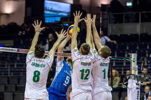finnischer Angriff SILTALA Antti (c) ( 5 Finnland mi) gegen Dreierblock SKRIMOV Todor ( 8 Bulgarien li), YOSIFOV Viktor ( 12 Bulgarien mi) und BRATOEV Georgi ( 1 Bulgarien re) GER, Berlin, Volleyball, Europa, CEV, Olympia-Qualifikation, Turnier, 06.01.2016, Max-Schmeling-Halle, Bulgarien - Finnland