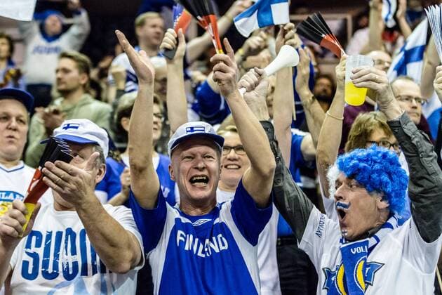 Jubel finnische Fans nach Satzgewinn gegen Bulgarien GER, Berlin, Volleyball, Europa, CEV, Olympia-Qualifikation, Turnier, 06.01.2016, Max-Schmeling-Halle, Bulgarien - Finnland