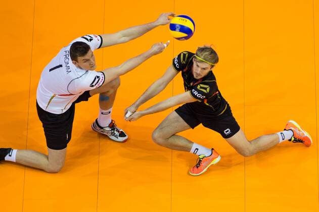 06.01.2016, Max Schmeling Halle, Berlin Volleyball, Olympiaqualifikation, Deutschland (GER) vs. Serbien (SRB) Annahme Christian Fromm ( 1 GER), Ferdinand Tille ( 12 GER) Libero