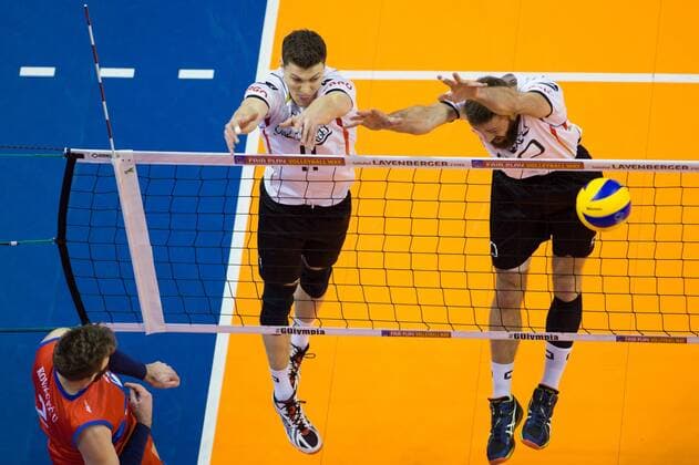 06.01.2016, Max Schmeling Halle, Berlin Volleyball, Olympiaqualifikation, Deutschland (GER) vs. Serbien (SRB) Angriff Uros Kovacevic ( 2 SRB) - Block Doppelblock Lukas Kampa ( 11 GER), Philipp Collin ( 20 GER)