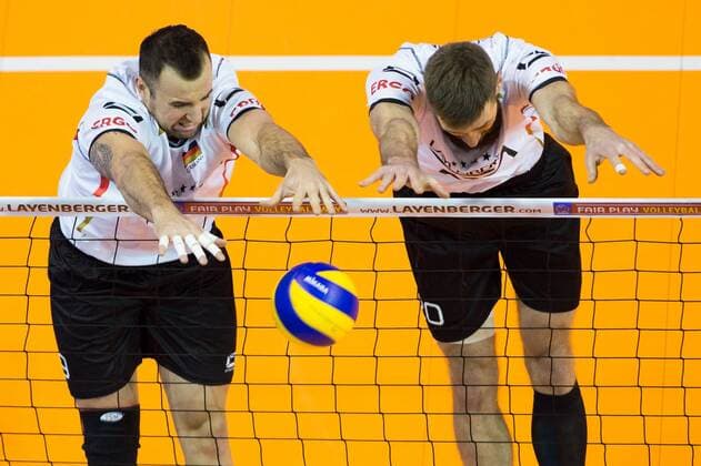 06.01.2016, Max Schmeling Halle, Berlin Volleyball, Olympiaqualifikation, Deutschland (GER) vs. Serbien (SRB) Block Doppelblock Georg György Gyoergy Grozer ( 9 GER), Philipp Collin ( 20 GER)