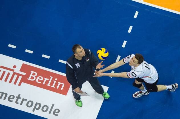 06.01.2016, Max Schmeling Halle, Berlin Volleyball, Olympiaqualifikation, Deutschland (GER) vs. Serbien (SRB) Nikola Grbic (Trainer Coach SRB) - Lukas Kampa ( 11 GER)