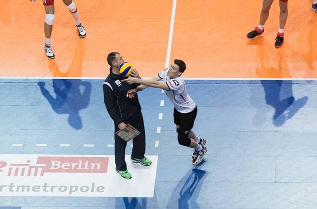 Berlin, Deutschland, 06.01.2016: Volleyball Olympia Qualifikation Männer Maenner 2016 - Spiel 3 Deutschland - Serbien. Trainer Nikola Grbic (Serbia) gegen Lukas Kampa (Germany 11)