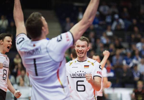 Berlin, Deutschland, 06.01.2016: Volleyball Olympia Qualifikation Männer Maenner 2016 - Spiel 3 Deutschland - Serbien. Jubel v.li. Marcus Böhme Boehme (Germany 8), Christian Fromm (Germany 1), Denis Kaliberda (Germany 6)