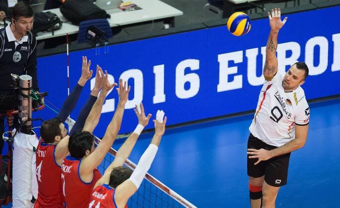 Berlin, Deutschland, 06.01.2016: Volleyball Olympia Qualifikation Männer Maenner 2016 - Spiel 3 Deutschland - Serbien. Georg Grozer (Germany 9) gegen den Block aus Nemanja Petric (Serbia 4), Dragan Stankovic (Serbia 7) und Aleksandar Atanasijevic (Serbia 14)