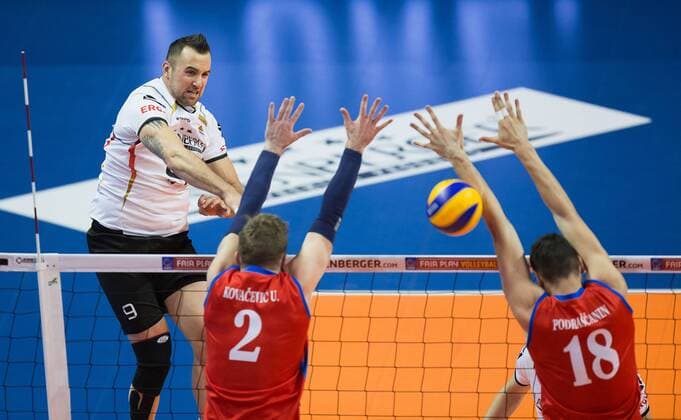Berlin, Deutschland, 06.01.2016: Volleyball Olympia Qualifikation Männer Maenner 2016 - Spiel 3 Deutschland - Serbien. Georg Grozer (Germany 9) gegen den Block aus Markus Steuerwald (Germany 2) und Tibault Rossard (France 18)