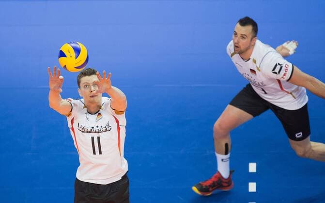 Berlin, Deutschland, 06.01.2016: Volleyball Olympia Qualifikation Männer Maenner 2016 - Spiel 3 Deutschland - Serbien. Lukas Kampa (Germany 11) spielt zu Georg Grozer (Germany 9)
