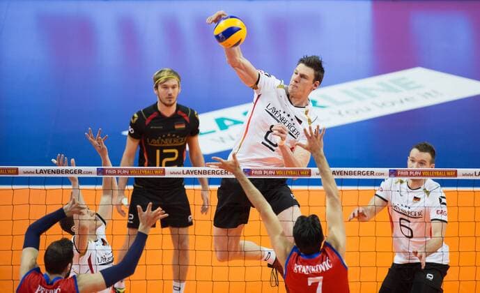 Berlin, Deutschland, 06.01.2016: Volleyball Olympia Qualifikation Männer Maenner 2016 - Spiel 3 Deutschland - Serbien. Marcus Böhme Boehme (Germany 8) gegen den Block aus Nemanja Petric (Serbia 4) und Dragan Stankovic (Serbia 7)