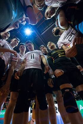 06.01.2016, Max Schmeling Halle, Berlin Volleyball, Olympiaqualifikation, Deutschland (GER) vs. Serbien (SRB) Ansprache Vital Heynen (Bundestrainer Trainer GER) nach Sieg