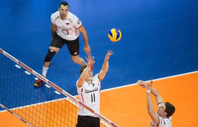 Berlin, Deutschland, 06.01.2016: Volleyball Olympia Qualifikation Männer Maenner 2016 - Spiel 3 Deutschland - Serbien. Zuspiel v.li. Georg Grozer (Germany 9), Lukas Kampa (Germany 11), Marcus Böhme Boehme (Germany 8)