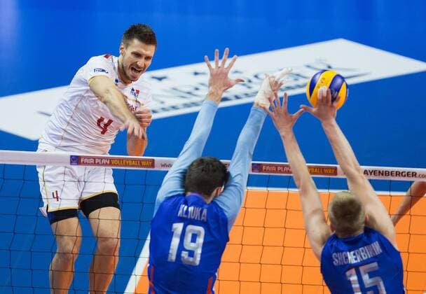 Berlin, Deutschland, 06.01.2016: Volleyball Olympia Qualifikation Männer Maenner 2016 - Spiel 6 Russland - Frankreich. Antonin Rouzier (France 4) gegen den Block aus Egor Kliuka (Russia 19) und Dmitry Shcherbinin (Russia 15)